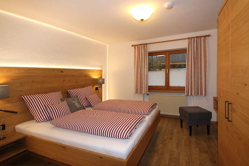 Gemütliches Schlafzimmer mit Doppelbett